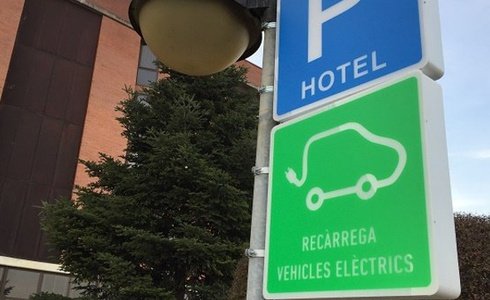 CHARGE DE VOITURE ÉLECTRIQUE Hôtel Ciutat de Granollers dans Granollers CHARGE DE VOITURE ÉLECTRIQUE Hôtel Ciutat de Granollers dans Granollers