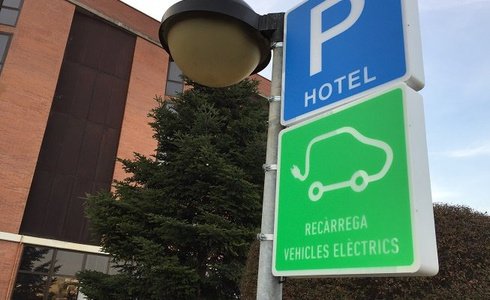 CHARGE DE VOITURE ÉLECTRIQUE Hôtel Ciutat de Granollers dans Granollers CHARGE DE VOITURE ÉLECTRIQUE Hôtel Ciutat de Granollers dans Granollers